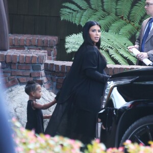 Kim Kardashian enceinte et sa fille North sortent de l'hôtel "The Lodge at Torrey Pines" dans le quartier de La Jolla à San Diego en Californie, le 23 septembre 2015. Le clan Kardashian est à San Diego pour célébrer l'anniversaire de Mary Jo Shannon (81 ans), la mère de Kris Jenner.