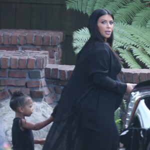 Kim Kardashian enceinte et sa fille North sortent de l'hôtel "The Lodge at Torrey Pines" dans le quartier de La Jolla à San Diego en Californie, le 23 septembre 2015. Le clan Kardashian est à San Diego pour célébrer l'anniversaire de Mary Jo Shannon (81 ans), la mère de Kris Jenner.