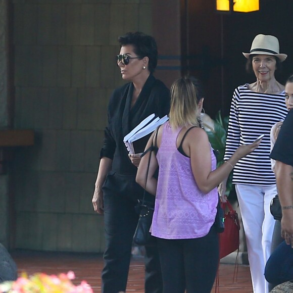 Kim Kardashian et sa mère Kris Jenner ainsi que son compagnon Corey Gamble partent de leur hôtel après avoir fêté l'anniversaire de Mary Jo au restaurant George's at the Cove à San Diego la nuit dernière. Le 23 septembre 2015