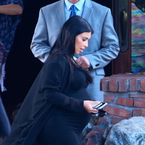 Kim Kardashian et sa mère Kris Jenner ainsi que son compagnon Corey Gamble partent de leur hôtel après avoir fêté l'anniversaire de Mary Jo au restaurant George's at the Cove à San Diego la nuit dernière. Le 23 septembre 2015