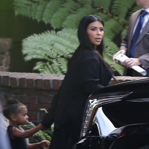 Kim Kardashian et sa mère Kris Jenner ainsi que son compagnon Corey Gamble partent de leur hôtel après avoir fêté l'anniversaire de Mary Jo au restaurant George's at the Cove à San Diego la nuit dernière. Le 23 septembre 2015