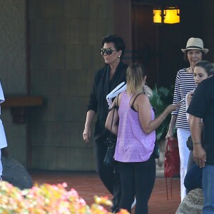 Kim Kardashian et sa mère Kris Jenner ainsi que son compagnon Corey Gamble partent de leur hôtel après avoir fêté l'anniversaire de Mary Jo au restaurant George's at the Cove à San Diego la nuit dernière. Le 23 septembre 2015