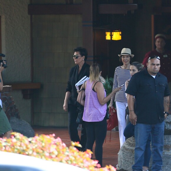 Kim Kardashian et sa mère Kris Jenner ainsi que son compagnon Corey Gamble partent de leur hôtel après avoir fêté l'anniversaire de Mary Jo au restaurant George's at the Cove à San Diego la nuit dernière. Le 23 septembre 2015