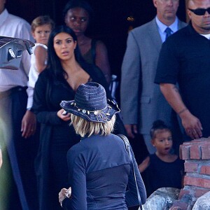 Kim Kardashian et sa mère Kris Jenner ainsi que son compagnon Corey Gamble partent de leur hôtel après avoir fêté l'anniversaire de Mary Jo au restaurant George's at the Cove à San Diego la nuit dernière. Le 23 septembre 2015