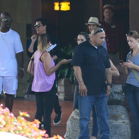 Kim Kardashian et sa mère Kris Jenner ainsi que son compagnon Corey Gamble partent de leur hôtel après avoir fêté l'anniversaire de Mary Jo au restaurant George's at the Cove à San Diego la nuit dernière. Le 23 septembre 2015