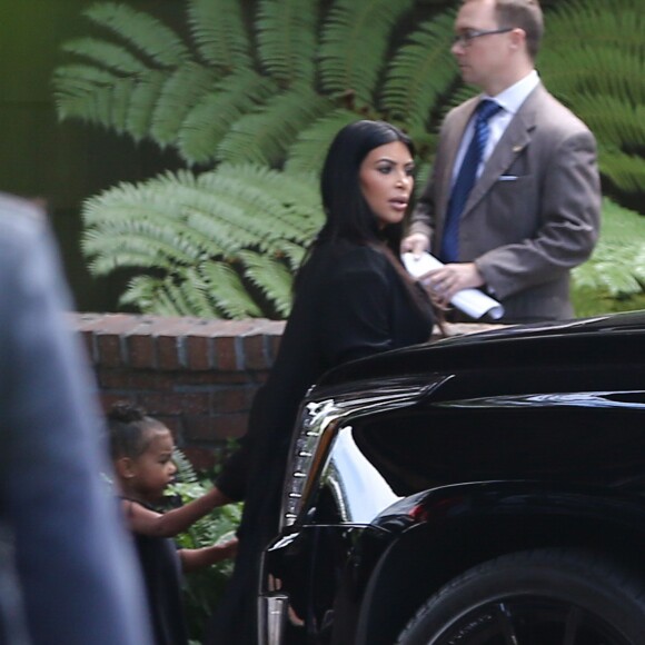 Kim Kardashian et sa mère Kris Jenner ainsi que son compagnon Corey Gamble partent de leur hôtel après avoir fêté l'anniversaire de Mary Jo au restaurant George's at the Cove à San Diego la nuit dernière. Le 23 septembre 2015