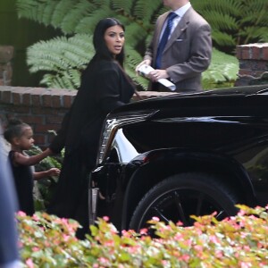 Kim Kardashian et sa mère Kris Jenner ainsi que son compagnon Corey Gamble partent de leur hôtel après avoir fêté l'anniversaire de Mary Jo au restaurant George's at the Cove à San Diego la nuit dernière. Le 23 septembre 2015