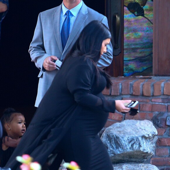 Kim Kardashian et sa mère Kris Jenner ainsi que son compagnon Corey Gamble partent de leur hôtel après avoir fêté l'anniversaire de Mary Jo au restaurant George's at the Cove à San Diego la nuit dernière. Le 23 septembre 2015