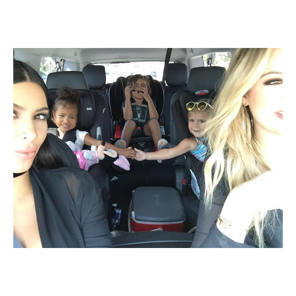 Kim et Khloé Kardashian avec la petite North West et Mason et Penelope (les enfants de leur soeur Kourtney) / photo postée sur Instagram.