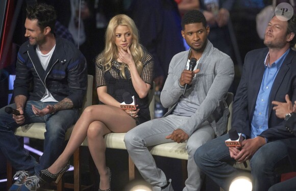 Adam Levine, la chanteuse Shakira, le chanteur Usher et Blake Shelton - Les membres du jury "The Voice" sur le plateau de l'emission "Extra !" a Los Angeles. Le 6 mai 2013