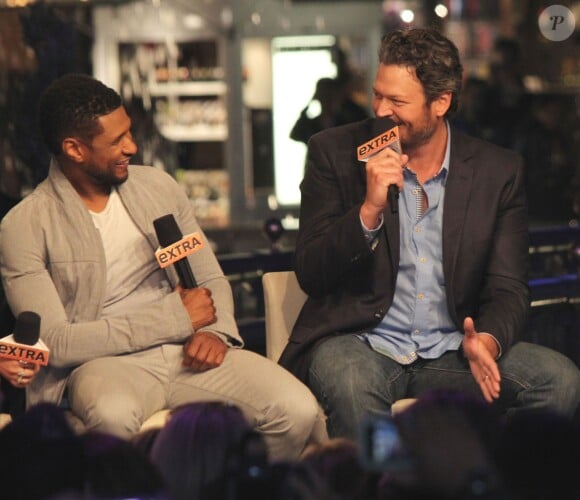 Le chanteur Usher et Blake Shelton - Les membres du jury "The Voice" sur le plateau de l'emission "Extra !" a Los Angeles. Le 6 mai 2013
