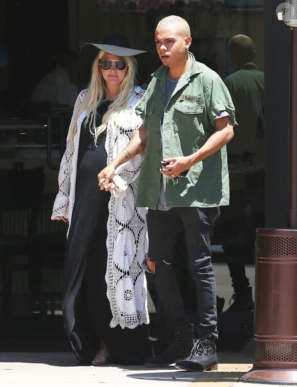 Ashlee Simpson très enceinte va déjeuner au restaurant japonais avec son mari Evan Ross à Studio City, le 22 juin 2015.