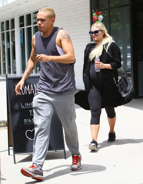 Ashlee Simpson, très enceinte, et son mari Evan Ross à la sortie de leur cours de gym à Studio City, le 12 mai 2015