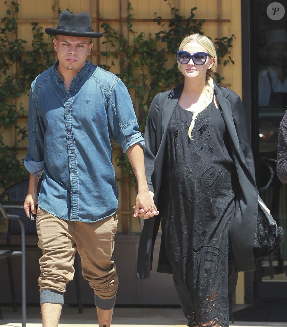 Ashlee Simpson, très enceinte, et son mari Evan Ross sont allés déjeuner à Studio City, le 12 mai 2015