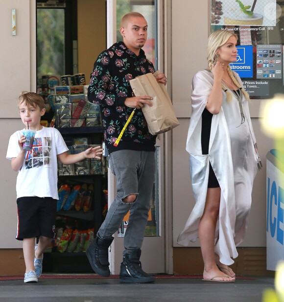 Exclusif - Ashlee Simpson, très enceinte, fait du shopping dans une station essence avec son mari Evan Ross et son fils Bronx à Calabasas, le 10 mai 2015