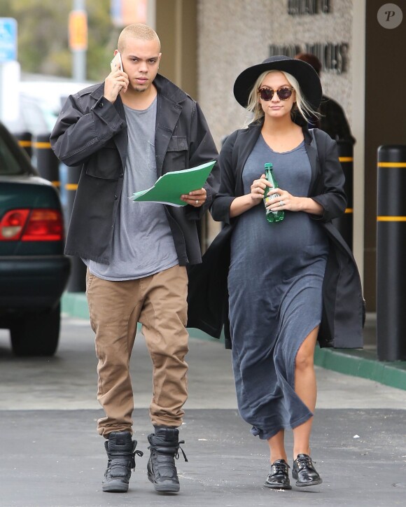 Exclusif - Ashlee Simpson enceinte et son mari Evan Ross sortent du Department of Motor Vehicles à Van Nuys, le 5 mai 2015.