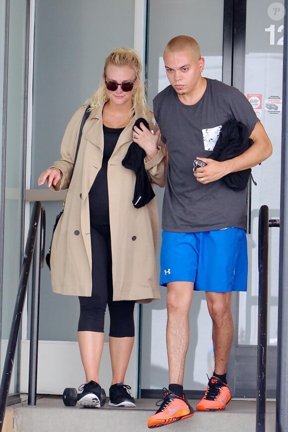 Ashlee Simpson (enceinte) et son compagnon Evan Ross font du shopping à Brentwood. Le 28 avril 2015