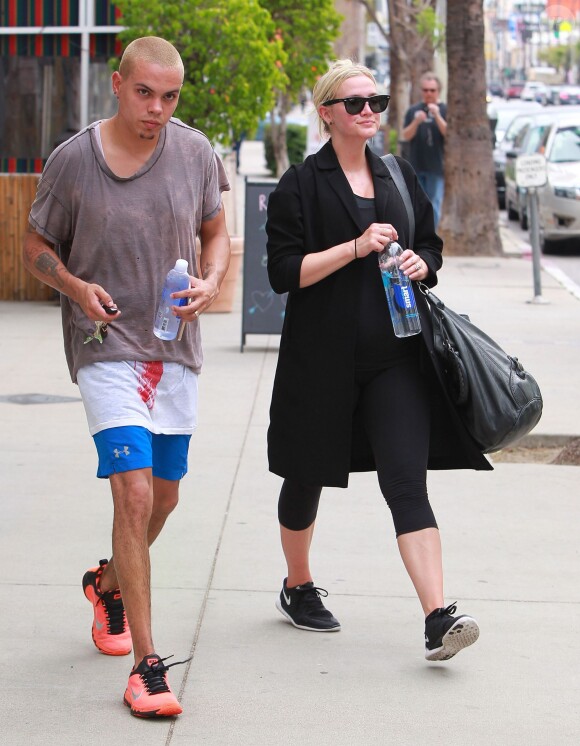 Ashlee Simpson, enceinte et son mari Evan Ross vont à leur séance de gym à Studio City, le 22 avril 2015.