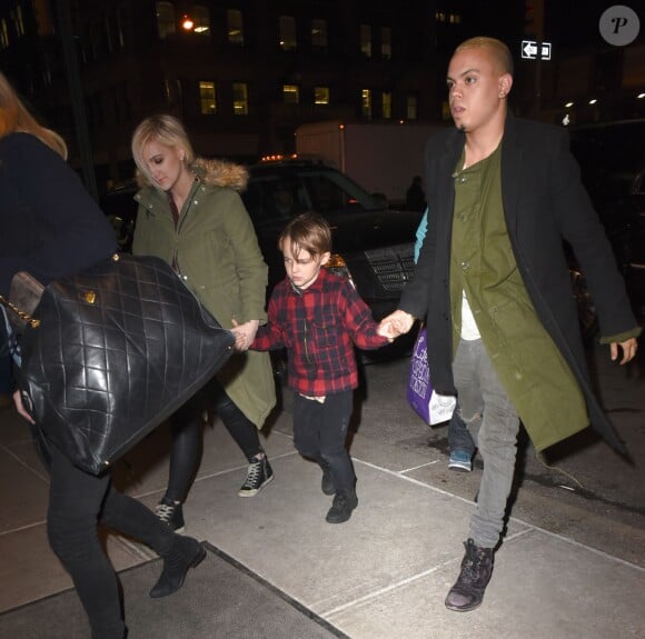 Ashlee Simpson enceinte, son fils Bronx Mowgli Wentz et son mari Evan Ross arrivent à une soirée à New York, le 5 février 2015.