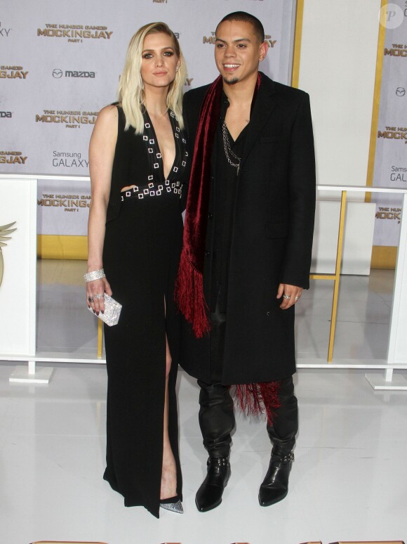 Evan Ross et sa femme Ashlee Simpson - Avant-première du film "The Hunger Games - Mockingjay : Part 1" (Hunger Games : La Révolte, partie 1) au Nokia Theatre à Los Angeles, le 17 novembre 2014.