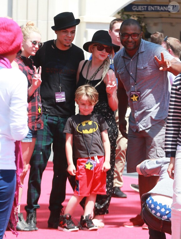 Exclusif - Ashlee Simpson (qui serait peut-être enceinte) se rend au "Universal Studio Theme Park" avec son fiancé Evan Ross et son fils Bronx à Universal City, le 21 avril 2014