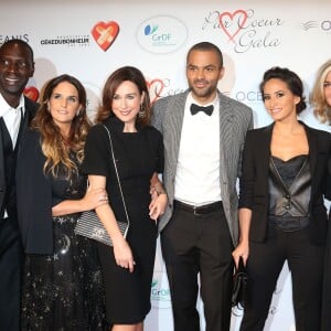 Omar Sy et sa femme Hélène, Elsa Zylberstein, Tony Parker et sa femme Axelle Francine, et Michèle Laroque lors du "Par Coeur Gala" pour les 10 ans de l'association "Cekedubonheur" au pavillon d'Armenonville à Paris le 24 septembre 2015