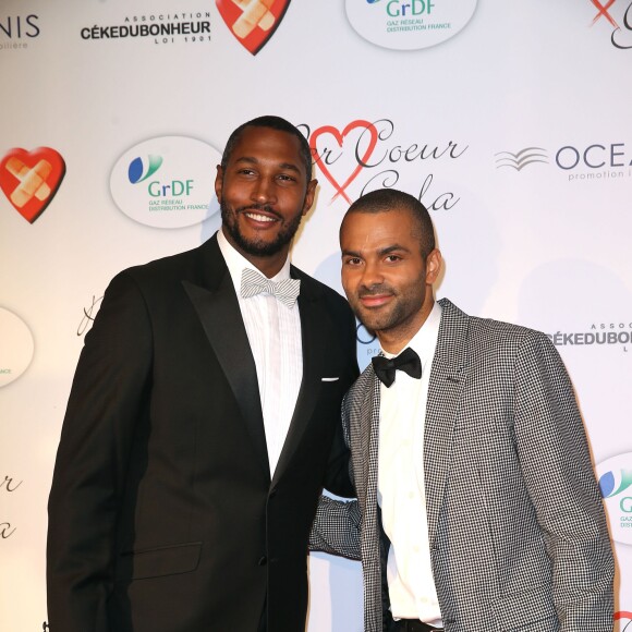 Boris Diaw et Tony Parker lors du "Par Coeur Gala" pour les 10 ans de l'association "Cekedubonheur" au pavillon d'Armenonville à Paris le 24 septembre 2015