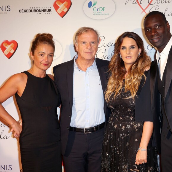 Cathy Braoudeau (compagne du père d'Hélène Sy), Hélène Sy, son père Christian Lair et Omar Sy lors du "Par Coeur Gala" pour les 10 ans de l'association "Cekedubonheur" au pavillon d'Armenonville à Paris le 24 septembre 2015