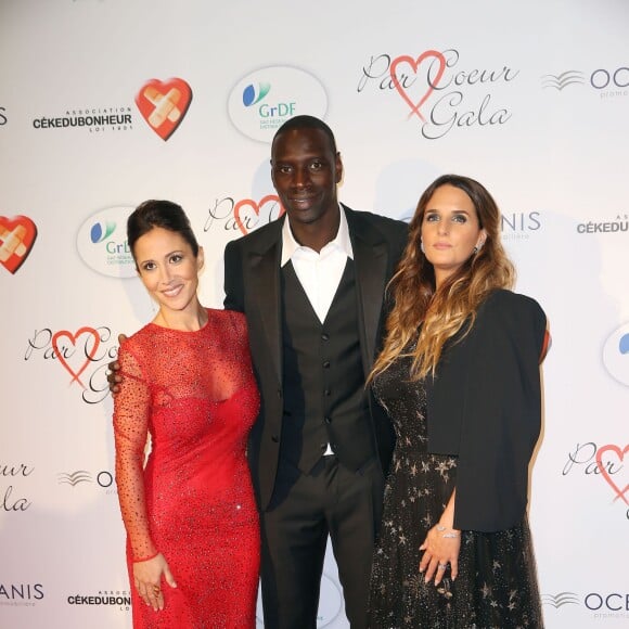 Fabienne Carat (dans un un fourreau à manches en tulle rouge constellé de cristaux signé Christophe Guillarmé), Omar Sy et sa femme Hélène lors du "Par Coeur Gala" pour les 10 ans de l'association "Cekedubonheur" au pavillon d'Armenonville à Paris le 24 septembre 2015