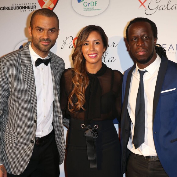 Tony Parker, Youssoupha et une amie lors du "Par Coeur Gala" pour les 10 ans de l'association "Cekedubonheur" au pavillon d'Armenonville à Paris le 24 septembre 2015