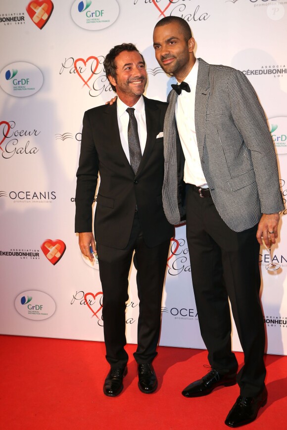 Bernard Montiel et Tony Parker lors du "Par Coeur Gala" pour les 10 ans de l'association "Cekedubonheur" au pavillon d'Armenonville à Paris le 24 septembre 2015