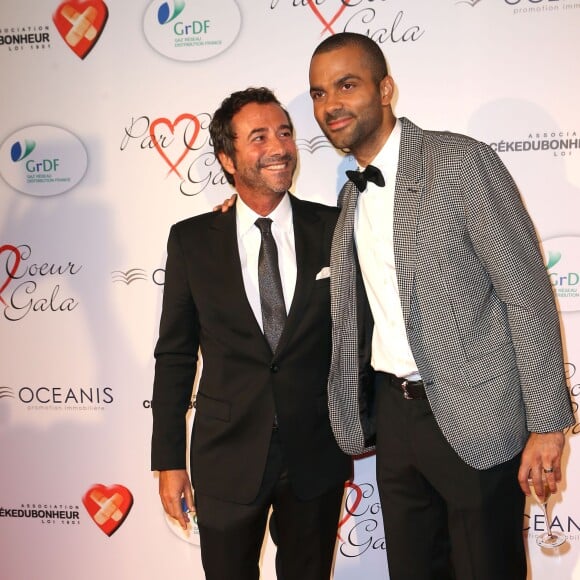 Bernard Montiel et Tony Parker lors du "Par Coeur Gala" pour les 10 ans de l'association "Cekedubonheur" au pavillon d'Armenonville à Paris le 24 septembre 2015