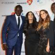 Mamadou Sakho et sa femme Mazda Magui, Omar Sy et sa femme Hélène lors du "Par Coeur Gala" pour les 10 ans de l'association "Cekedubonheur" au pavillon d'Armenonville à Paris le 24 septembre 2015