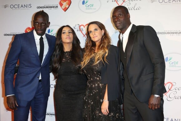 Mamadou Sakho et sa femme Mazda Magui, Omar Sy et sa femme Hélène lors du "Par Coeur Gala" pour les 10 ans de l'association "Cekedubonheur" au pavillon d'Armenonville à Paris le 24 septembre 2015