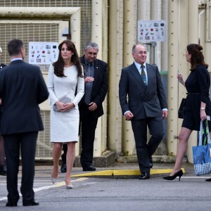 Kate Middleton, duchesse de Cambridge (en robe The Fold), visitait le 25 septembre 2015 la prison pour femmes de Send, dans le Surrey, pour observer le travail de RAPt, une association de réhabilitation des détenu(e)s en proie à des addictions.