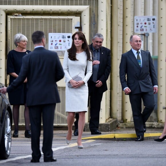 Kate Middleton, duchesse de Cambridge (en robe The Fold), visitait le 25 septembre 2015 la prison pour femmes de Send, dans le Surrey, pour observer le travail de RAPt, une association de réhabilitation des détenu(e)s en proie à des addictions.