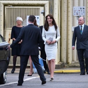 Kate Middleton, duchesse de Cambridge (en robe The Fold), visitait le 25 septembre 2015 la prison pour femmes de Send, dans le Surrey, pour observer le travail de RAPt, une association de réhabilitation des détenu(e)s en proie à des addictions.