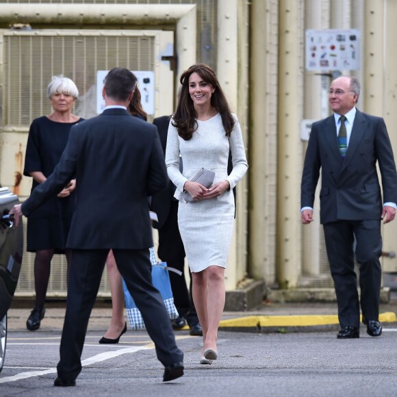 Kate Middleton, duchesse de Cambridge (en robe The Fold), visitait le 25 septembre 2015 la prison pour femmes de Send, dans le Surrey, pour observer le travail de RAPt, une association de réhabilitation des détenu(e)s en proie à des addictions.