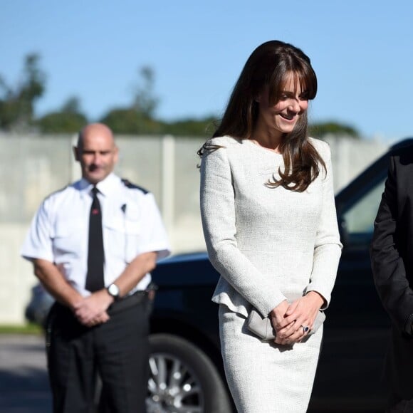 Kate Middleton, duchesse de Cambridge (en robe The Fold), visitait le 25 septembre 2015 la prison pour femmes de Send, dans le Surrey, pour observer le travail de RAPt, une association de réhabilitation des détenu(e)s en proie à des addictions.