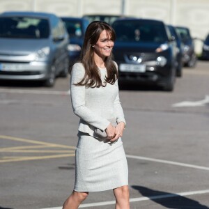 Kate Middleton, duchesse de Cambridge (en robe The Fold), visitait le 25 septembre 2015 la prison pour femmes de Send, dans le Surrey, pour observer le travail de RAPt, une association de réhabilitation des détenu(e)s en proie à des addictions.