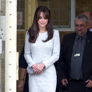 Kate Middleton, duchesse de Cambridge (en robe The Fold), visitait le 25 septembre 2015 la prison pour femmes de Send, dans le Surrey, pour observer le travail de RAPt, une association de réhabilitation des détenu(e)s en proie à des addictions.