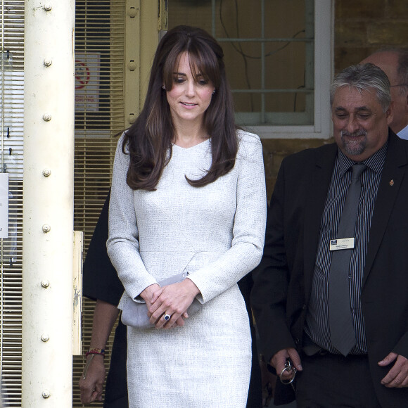 Kate Middleton, duchesse de Cambridge (en robe The Fold), visitait le 25 septembre 2015 la prison pour femmes de Send, dans le Surrey, pour observer le travail de RAPt, une association de réhabilitation des détenu(e)s en proie à des addictions.