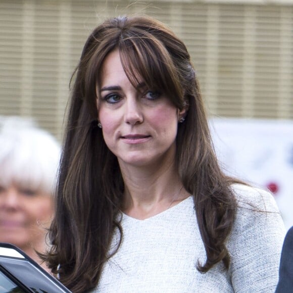 Kate Middleton, duchesse de Cambridge (en robe The Fold), visitait le 25 septembre 2015 la prison pour femmes de Send, dans le Surrey, pour observer le travail de RAPt, une association de réhabilitation des détenu(e)s en proie à des addictions.