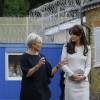 Kate Middleton, duchesse de Cambridge (en robe The Fold), visitait le 25 septembre 2015 la prison pour femmes de Send, dans le Surrey, pour observer le travail de RAPt, une association de réhabilitation des détenu(e)s en proie à des addictions.