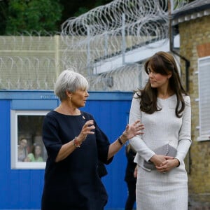 Kate Middleton, duchesse de Cambridge (en robe The Fold), visitait le 25 septembre 2015 la prison pour femmes de Send, dans le Surrey, pour observer le travail de RAPt, une association de réhabilitation des détenu(e)s en proie à des addictions.