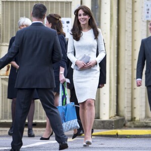 Kate Middleton, duchesse de Cambridge (en robe The Fold), visitait le 25 septembre 2015 la prison pour femmes de Send, dans le Surrey, pour observer le travail de RAPt, une association de réhabilitation des détenu(e)s en proie à des addictions.