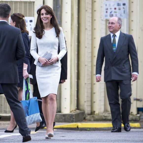 Kate Middleton, duchesse de Cambridge (en robe The Fold), visitait le 25 septembre 2015 la prison pour femmes de Send, dans le Surrey, pour observer le travail de RAPt, une association de réhabilitation des détenu(e)s en proie à des addictions.