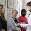 Kate Middleton, duchesse de Cambridge (en robe The Fold), visitait le 25 septembre 2015 la prison pour femmes de Send, dans le Surrey, pour observer le travail de RAPt, une association de réhabilitation des détenu(e)s en proie à des addictions.