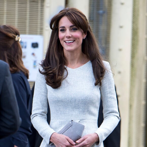 Kate Middleton, duchesse de Cambridge (en robe The Fold), visitait le 25 septembre 2015 la prison pour femmes de Send, dans le Surrey, pour observer le travail de RAPt, une association de réhabilitation des détenu(e)s en proie à des addictions.