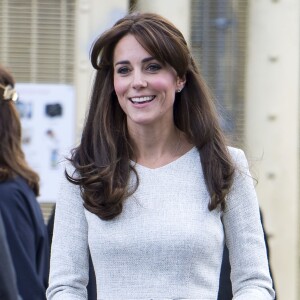 Kate Middleton, duchesse de Cambridge (en robe The Fold), visitait le 25 septembre 2015 la prison pour femmes de Send, dans le Surrey, pour observer le travail de RAPt, une association de réhabilitation des détenu(e)s en proie à des addictions.